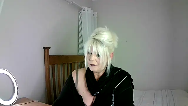 Snapshot of Miahotmilf chatting on February 28, 7:35 pm Miahotmilf online show from February 28, 7:35 pm