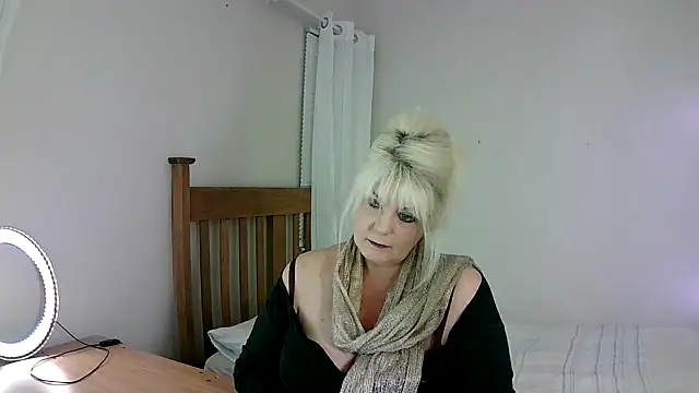 Snapshot of Miahotmilf chatting on March 22, 6:36 pm Miahotmilf online show from March 22, 6:36 pm