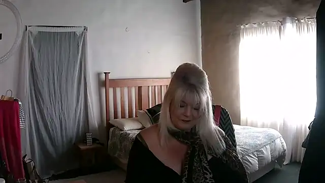 Snapshot of Miahotmilf chatting on February 22, 4:27 pm Miahotmilf online show from February 22, 4:27 pm