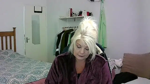 Snapshot of Miahotmilf chatting on May 9, 5:07 pm Miahotmilf online show from May 9, 5:07 pm