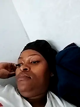 Snapshot of lovelyassbitch chatting on February 17, 11:13 am lovelyassbitch online show from February 17, 11:13 am