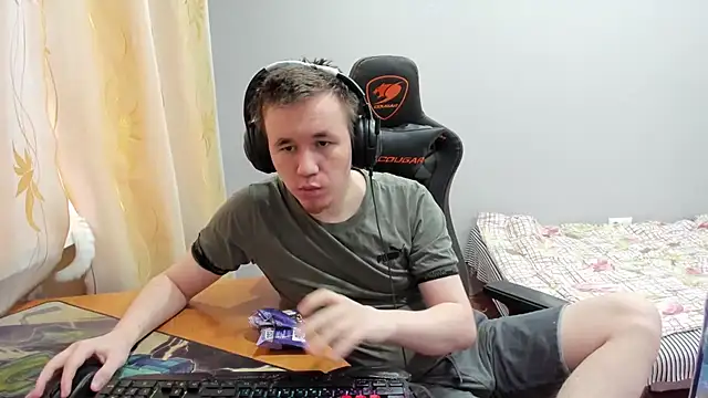 iliaskrislove online show from December 4, 5:39 am