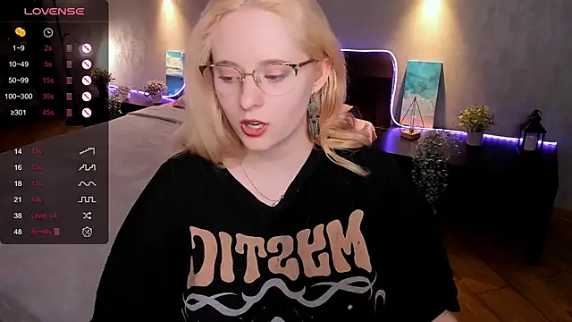 Snapshot of Aemilia_ chatting on February 4, 9:28 am Aemilia online show from February 4, 9:28 am