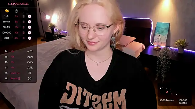 Snapshot of Aemilia_ chatting on February 4, 12:33 pm Aemilia online show from February 4, 12:33 pm