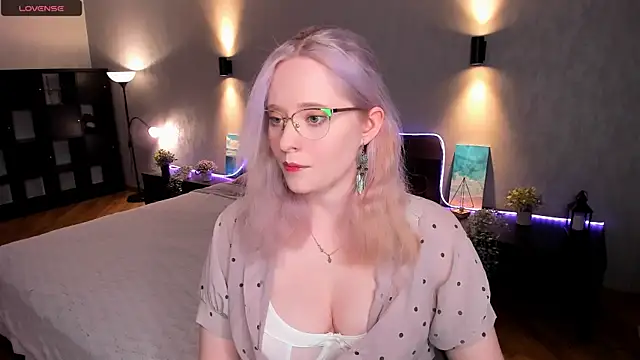 Snapshot of Aemilia_ chatting on February 8, 7:04 am Aemilia online show from February 8, 7:04 am