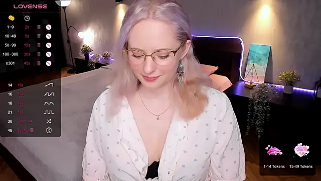 Snapshot of Aemilia_ chatting on February 9, 7:27 am Aemilia online show from February 9, 7:27 am