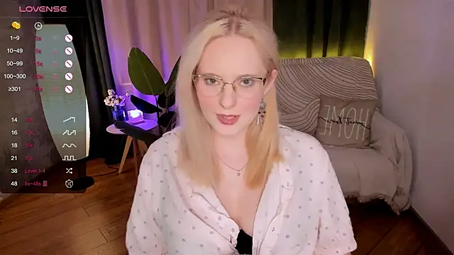 Snapshot of Aemilia_ chatting on February 16, 9:04 am Aemilia online show from February 16, 9:04 am