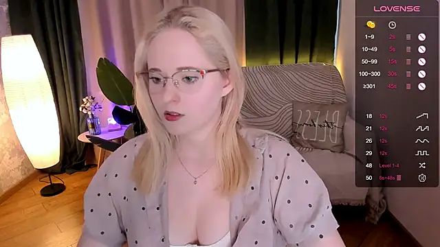 Snapshot of Aemilia_ chatting on March 4, 8:57 am Aemilia online show from March 4, 8:57 am