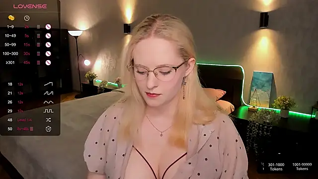 Snapshot of Aemilia_ chatting on March 10, 8:48 am Aemilia online show from March 10, 8:48 am