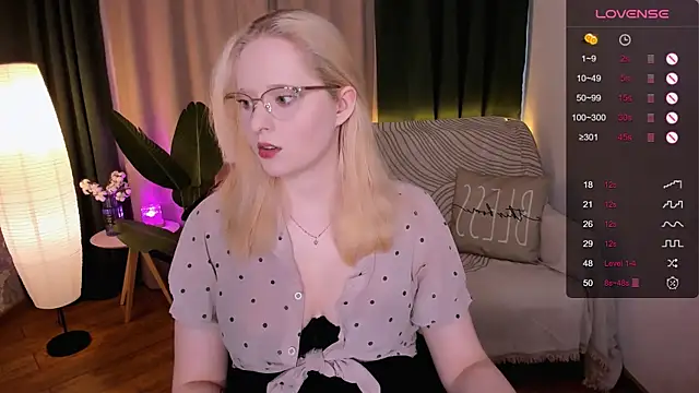 Snapshot of Aemilia_ chatting on March 11, 8:52 am Aemilia online show from March 11, 8:52 am