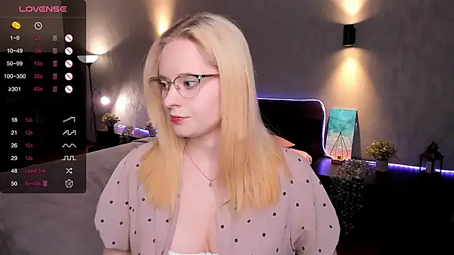 Snapshot of Aemilia_ chatting on March 16, 8:32 am Aemilia online show from March 16, 8:32 am