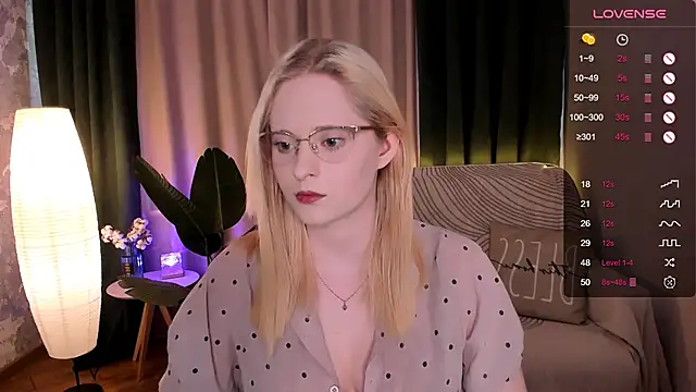 Snapshot of Aemilia_ chatting on March 19, 8:45 am Aemilia online show from March 19, 8:45 am