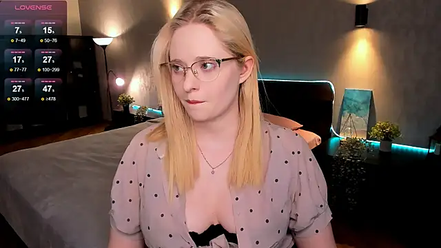 Snapshot of Aemilia_ chatting on March 20, 8:42 am Aemilia online show from March 20, 8:42 am