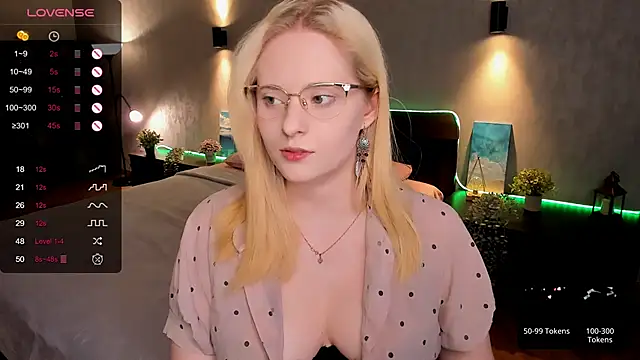 Snapshot of Aemilia_ chatting on March 22, 5:28 am Aemilia online show from March 22, 5:28 am