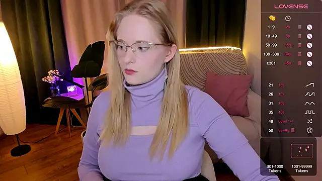 Snapshot of Aemilia_ chatting on September 19, 8:27 am Aemilia online show from September 19, 8:27 am