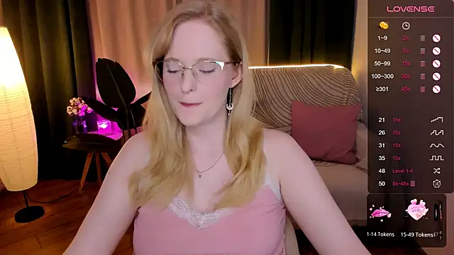 Snapshot of Aemilia_ chatting on September 23, 8:39 am Aemilia online show from September 23, 8:39 am