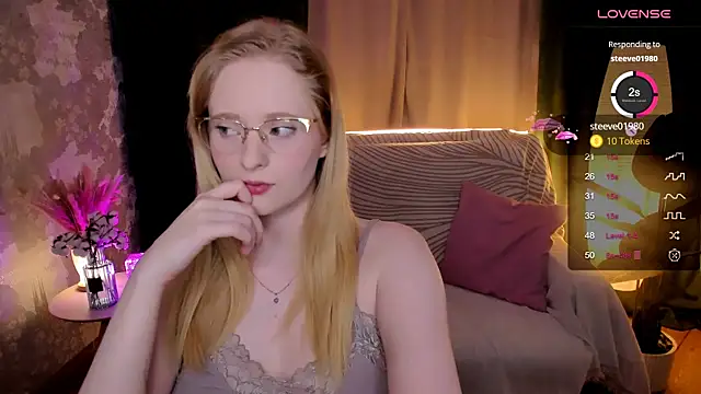 Snapshot of Aemilia_ chatting on October 5, 6:12 am Aemilia online show from October 5, 6:12 am