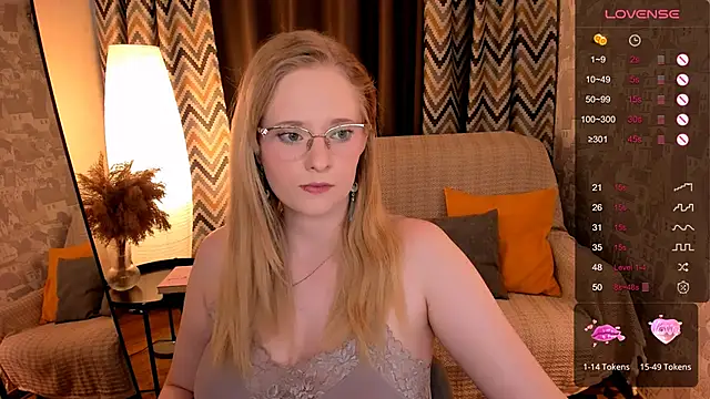 Snapshot of Aemilia_ chatting on October 6, 8:23 am Aemilia online show from October 6, 8:23 am