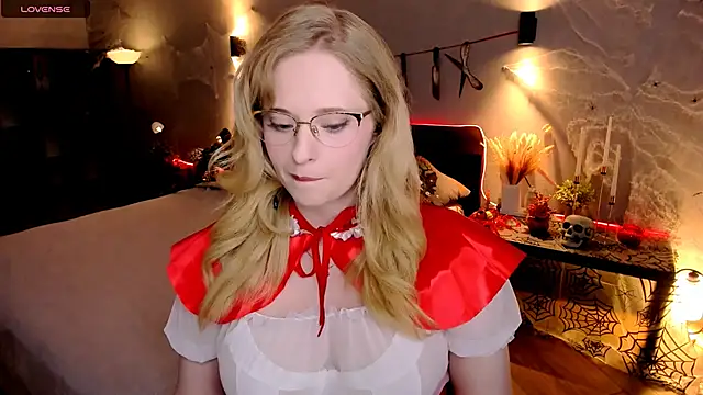 Snapshot of Aemilia_ chatting on October 30, 8:16 am Aemilia online show from October 30, 8:16 am