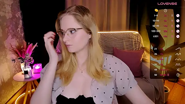 Snapshot of Aemilia_ chatting on November 4, 8:35 am Aemilia online show from November 4, 8:35 am