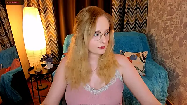 Snapshot of Aemilia_ chatting on November 15, 8:22 am Aemilia online show from November 15, 8:22 am