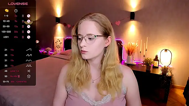 Snapshot of Aemilia_ chatting on November 17, 8:20 am Aemilia online show from November 17, 8:20 am