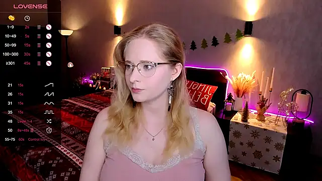 Snapshot of Aemilia_ chatting on December 14, 6:08 am Aemilia online show from December 14, 6:08 am