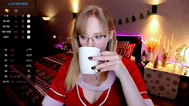 Snapshot of Aemilia_ chatting on December 22, 8:55 am Aemilia online show from December 22, 8:55 am