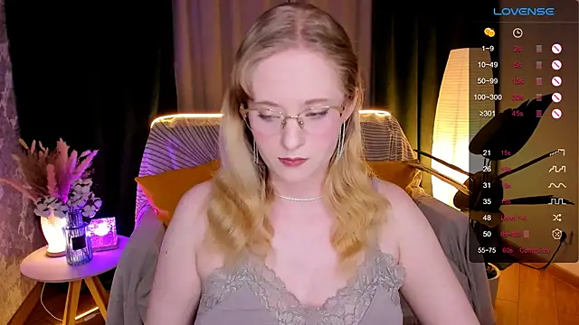 Snapshot of Aemilia_ chatting on January 13, 2:17 am Aemilia online show from January 13, 2:17 am