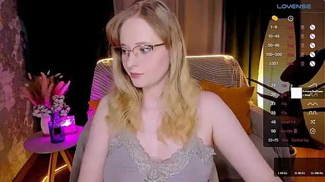 Snapshot of Aemilia_ chatting on January 15, 8:52 am Aemilia online show from January 15, 8:52 am