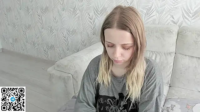 Snapshot of Alice_Halle chatting on June 3, 7:00 am Alice Halle online show from June 3, 7:00 am