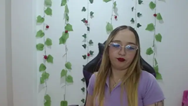Snapshot of Liaroberts1 chatting on May 7, 3:34 am Liaroberts1 online show from May 7, 3:34 am