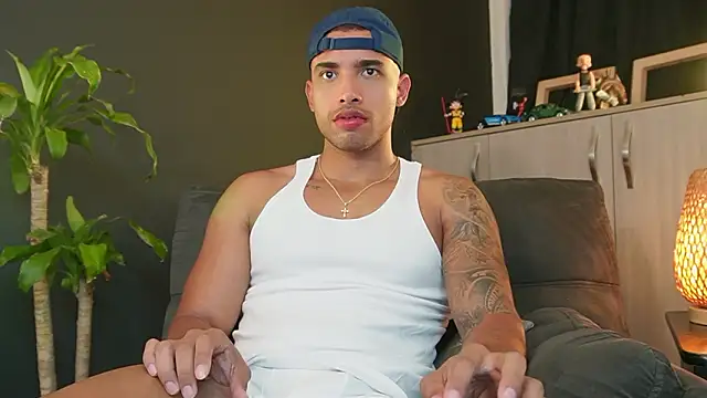 Snapshot of LincomAmith chatting on February 1, 4:22 am LincomAmith online show from February 1, 4:22 am