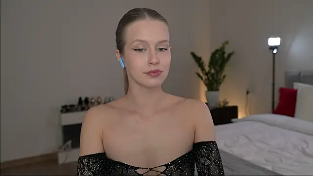 Snapshot of ella_twinkl chatting on May 2, 6:46 pm ella twinkl online show from May 2, 6:46 pm