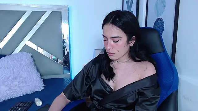Snapshot of ZaraDames_ chatting on December 20, 7:12 am ZaraDames online show from December 20, 7:12 am