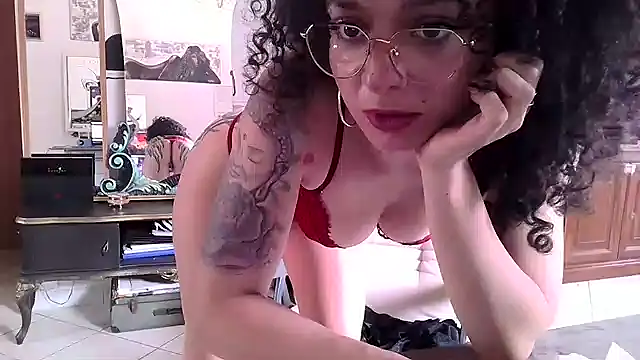 Snapshot of Emily_Posh chatting on May 13, 9:50 am Emily Posh online show from May 13, 9:50 am