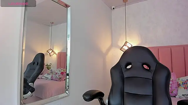 SUNNYCYRUS online show from March 5, 7:38 pm