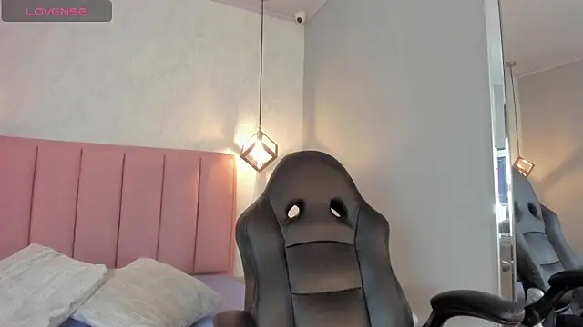 SUNNYCYRUS online show from October 21, 12:50 pm