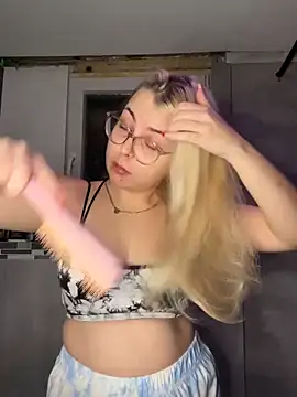 Livewithlucy online show from December 23, 7:30 pm