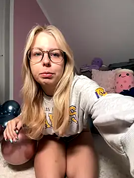 Livewithlucy online show from September 18, 9:33 am