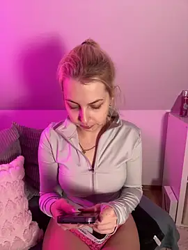 Livewithlucy online show from January 18, 5:39 pm