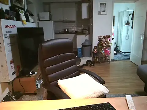 Snapshot of mihaimichael chatting on January 17, 1:27 pm mihaimichael online show from January 17, 1:27 pm