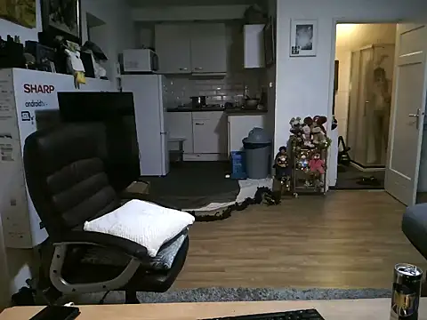 Snapshot of mihaimichael chatting on January 18, 1:31 am mihaimichael online show from January 18, 1:31 am