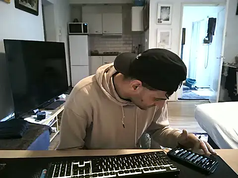 Snapshot of mihaimichael chatting on March 26, 1:17 pm mihaimichael online show from March 26, 1:17 pm