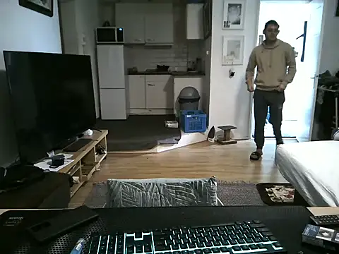 Snapshot of mihaimichael chatting on March 27, 12:05 pm mihaimichael online show from March 27, 12:05 pm