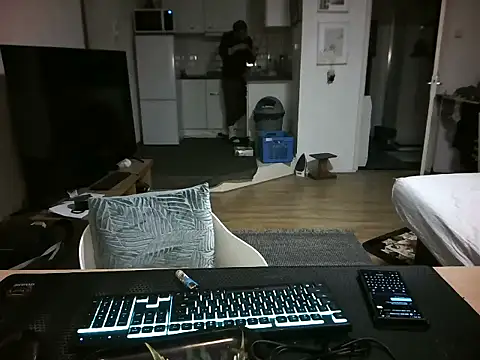 Snapshot of mihaimichael chatting on March 28, 12:10 am mihaimichael online show from March 28, 12:10 am