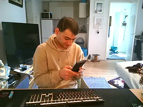 Snapshot of mihaimichael chatting on March 28, 12:16 pm mihaimichael online show from March 28, 12:16 pm