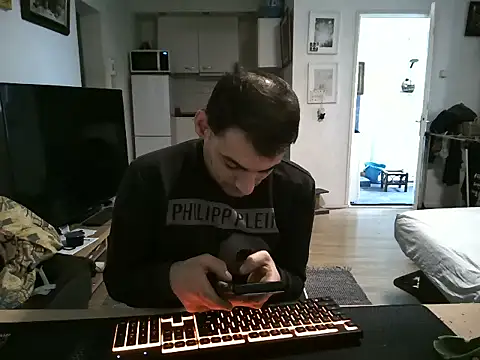 Snapshot of mihaimichael chatting on March 29, 1:44 pm mihaimichael online show from March 29, 1:44 pm