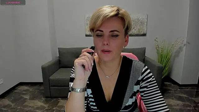 Julia Wilsone online show from December 12, 5:26 pm