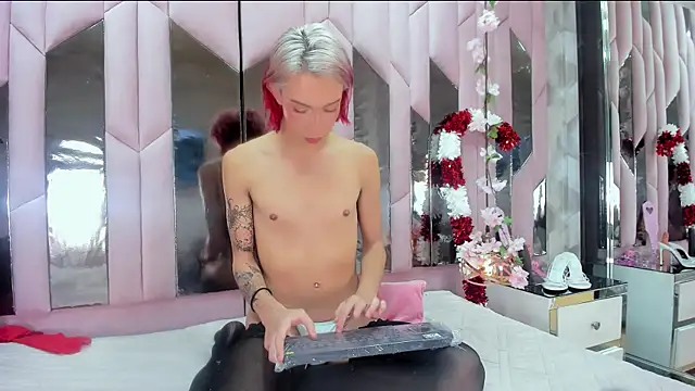 MadisonWood01 online show from December 19, 4:57 pm